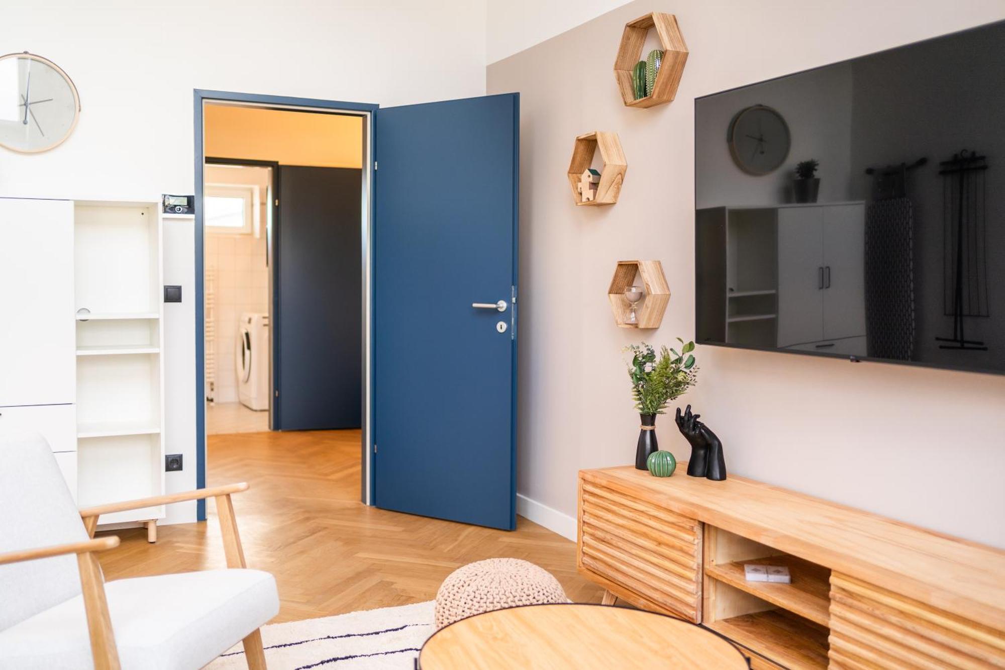 Myflat - Bright Apartment Near Central Station Wina Bagian luar foto